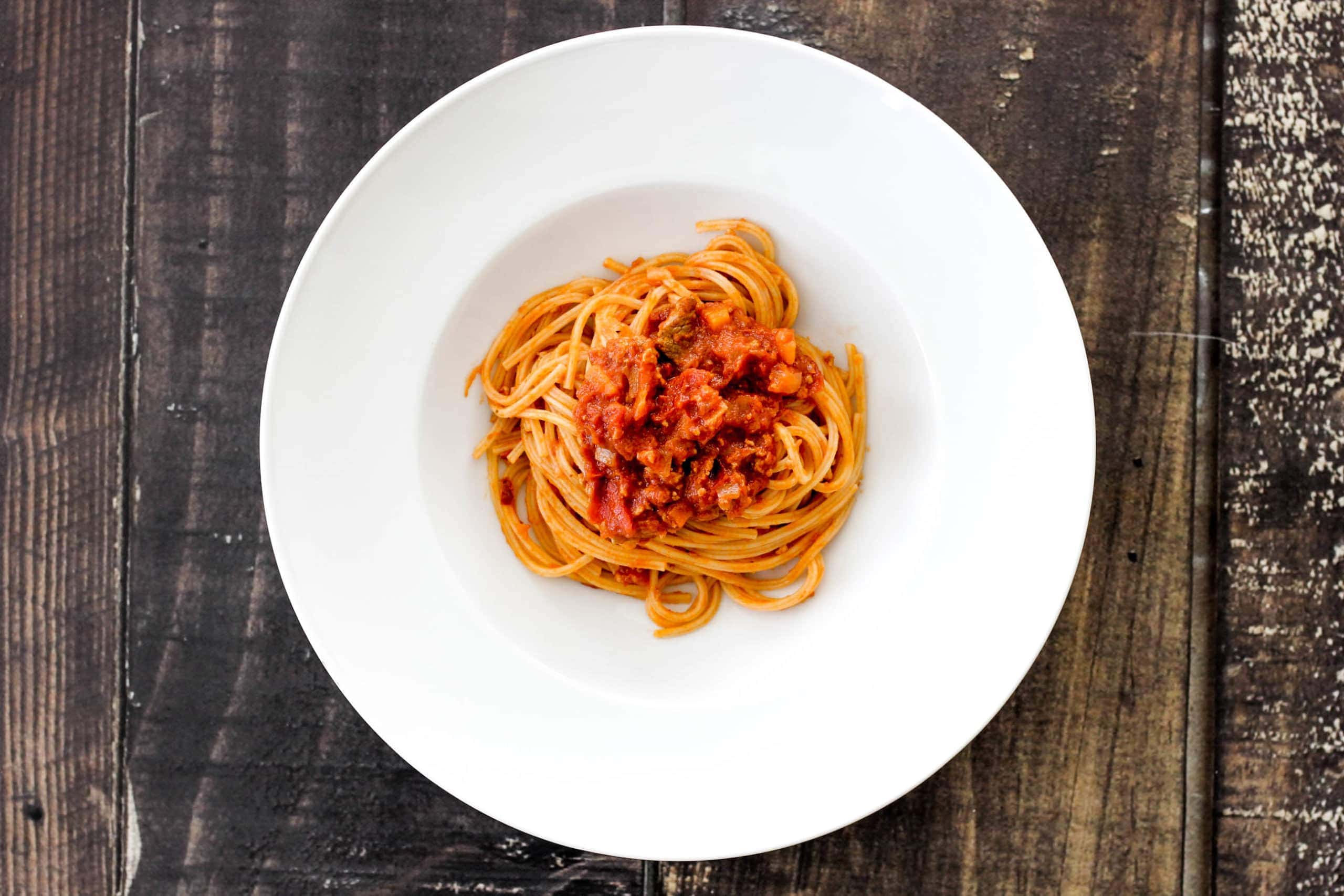 Fare spaghetti alla chitarra con un attrezzo - specialità della regione  Abruzzo Foto stock - Alamy